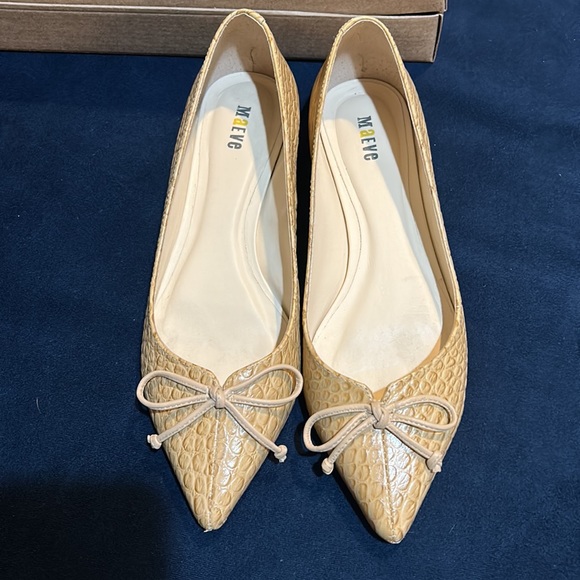 Beautiful pointed all leather ballet flat. Beige croc - textured.Made in Brazil. - Picture 2 of 4